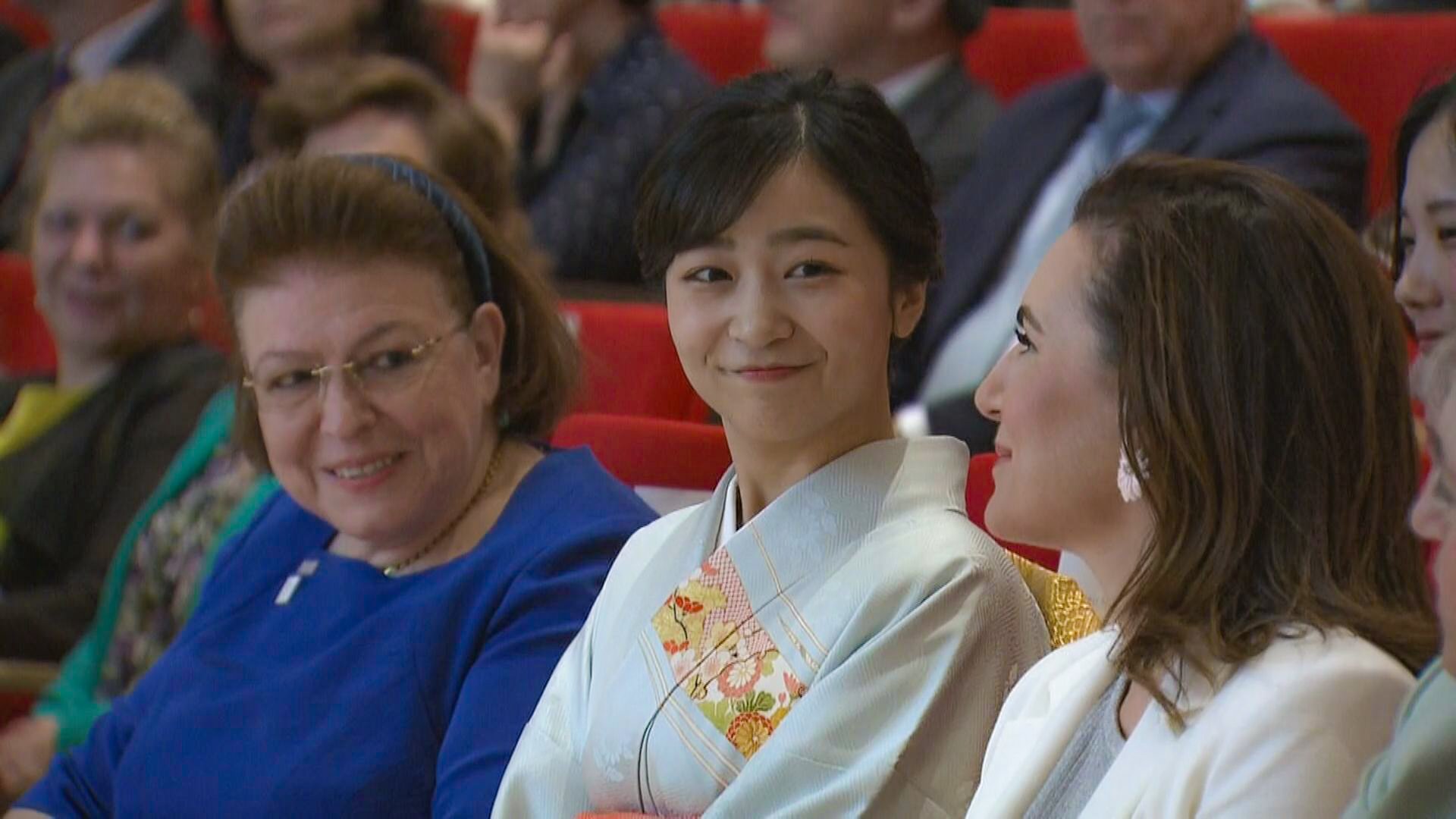 式典会場で談笑する佳子さま