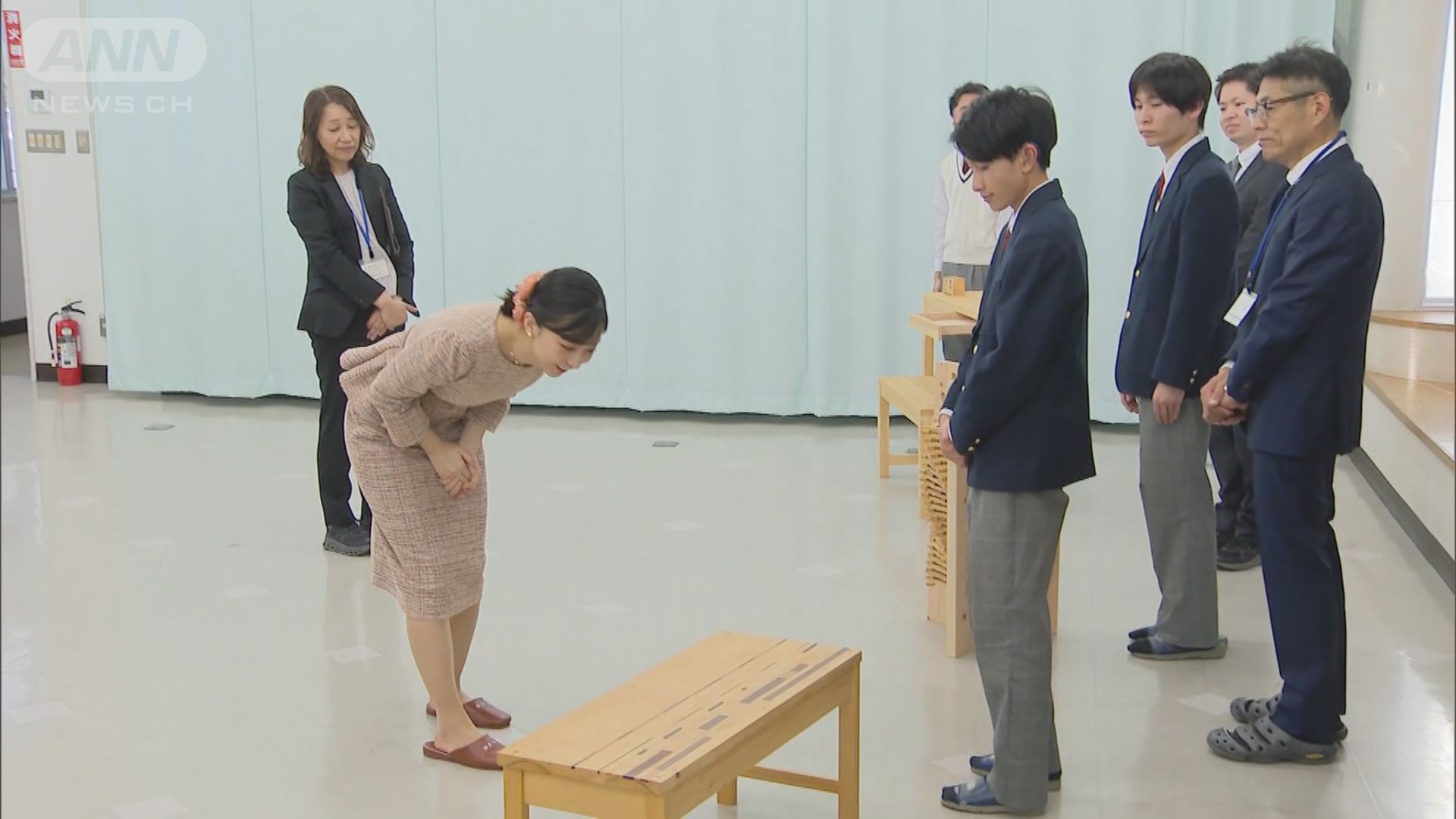 作品の説明を聞く佳子さま