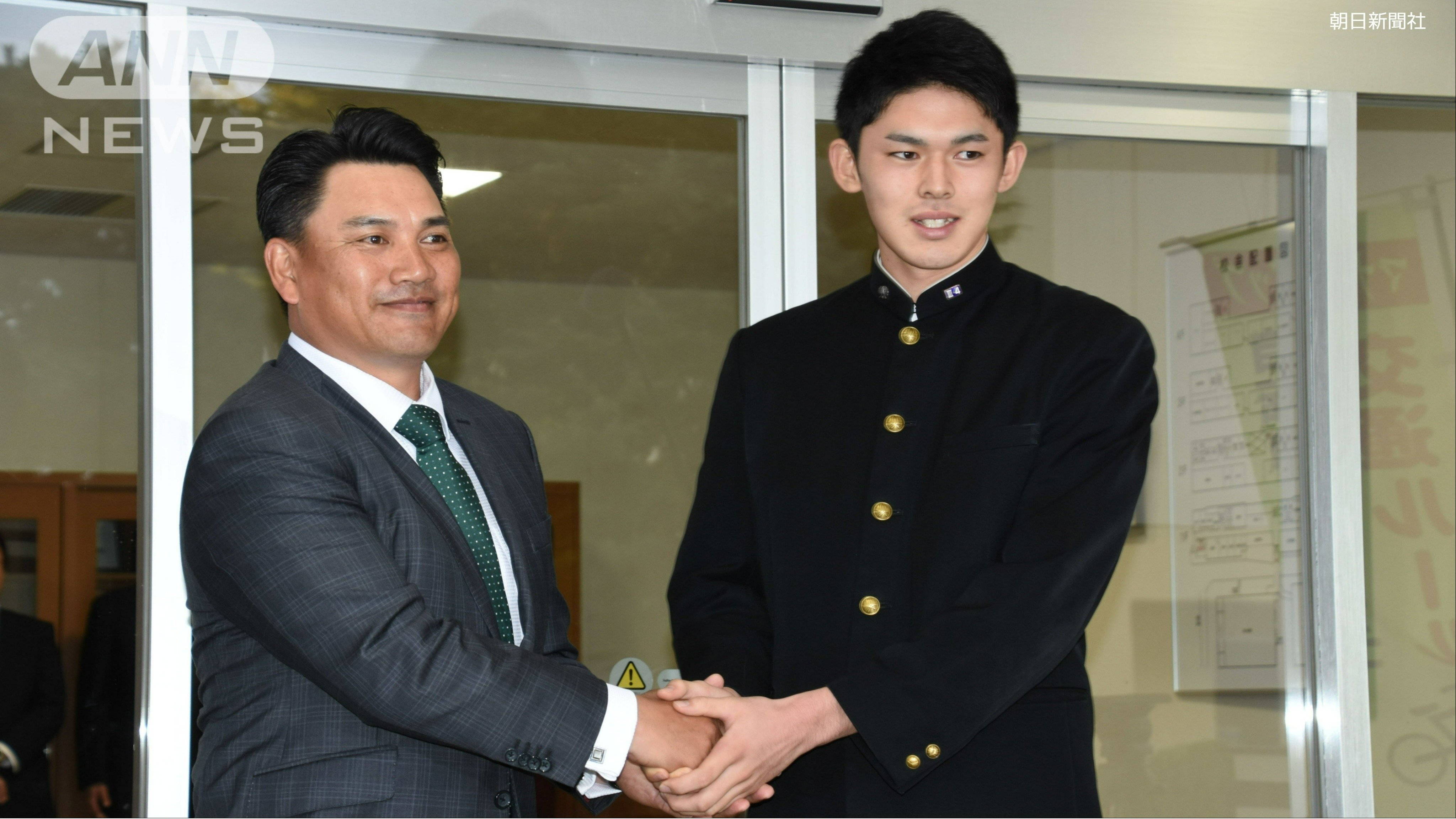 指名あいさつに来たロッテ・井口監督（当時）と握手をする佐々木投手