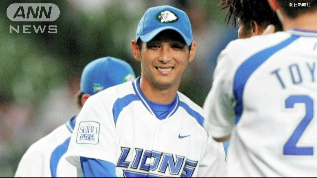 完全試合を逃した後、味方がサヨナラ打を放ち、笑顔を見せた西口投手（2005年）