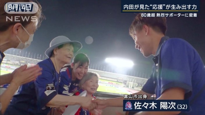 佐々木陽次選手と握手する利用者さんたち