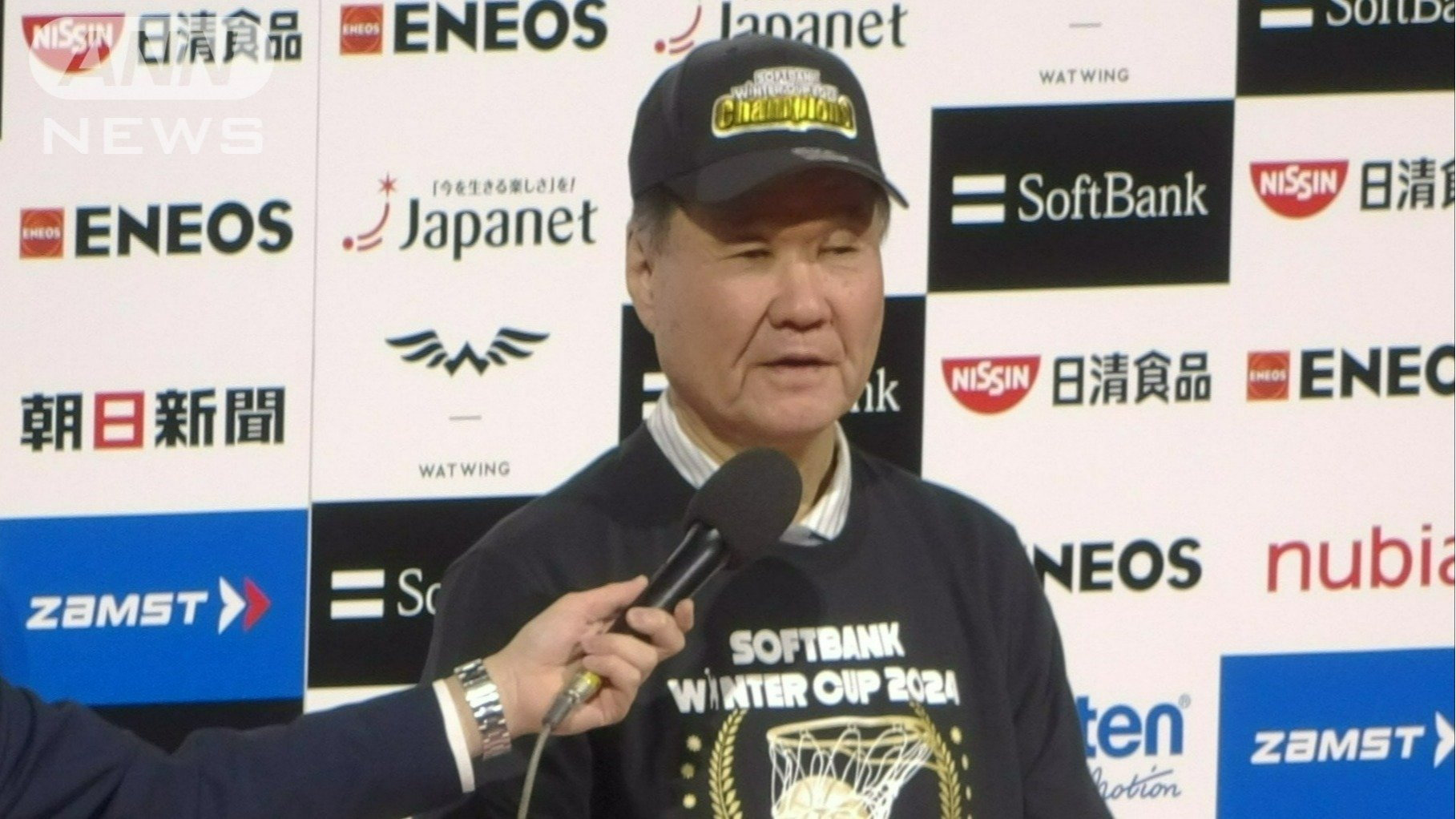 優勝インタビューを受ける山本綱義コーチ(京都精華学園)