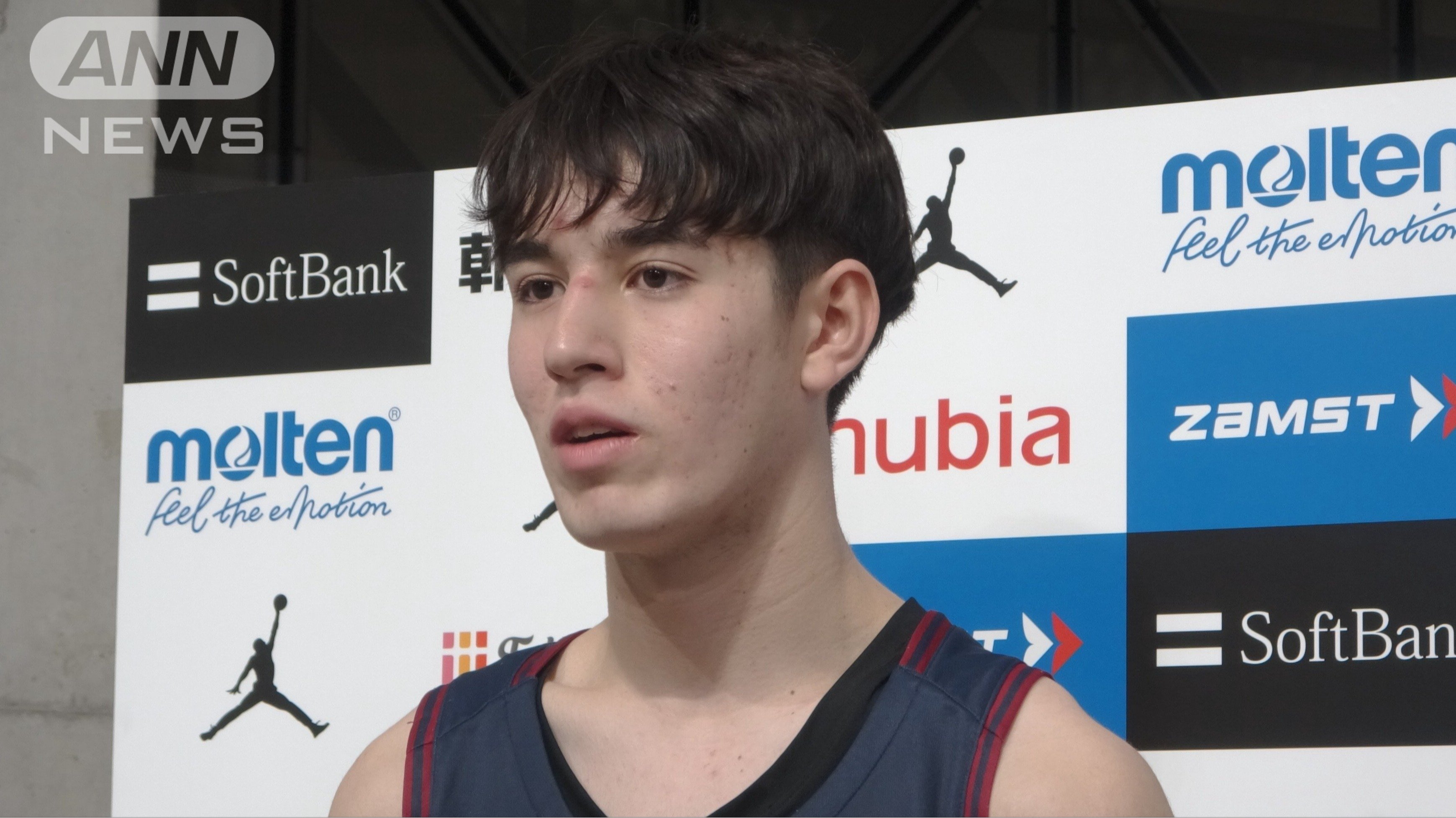 試合後にインタビューを受ける渡邉伶音選手（福大大濠）