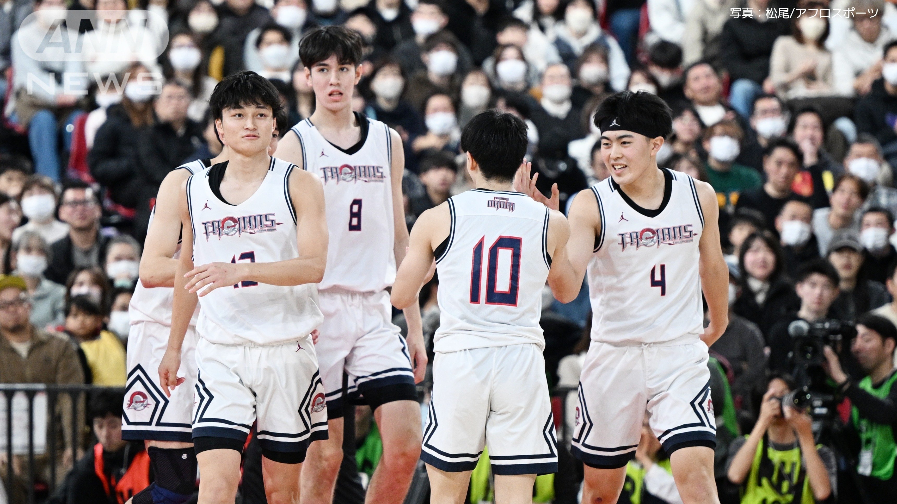 優勝した福大大濠の選手ら