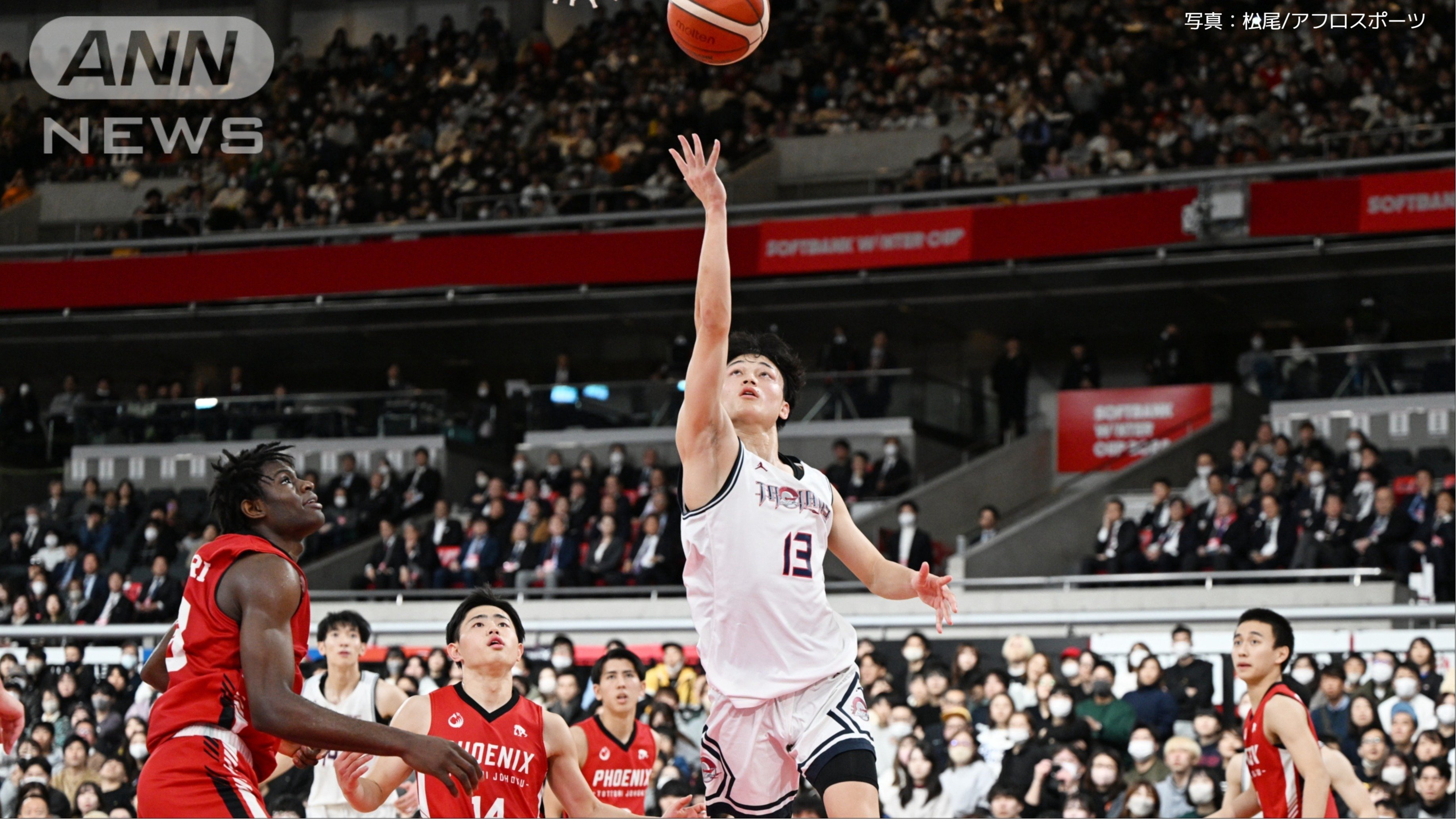 シュートを決める湧川裕斗選手(福大大濠)