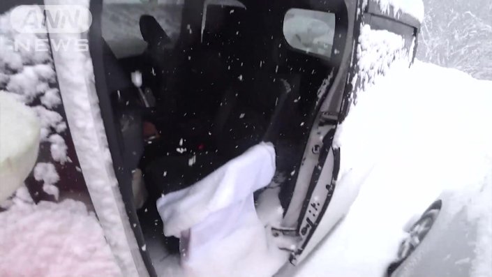 大雪のなか後部座席のドアが開けっぱなし