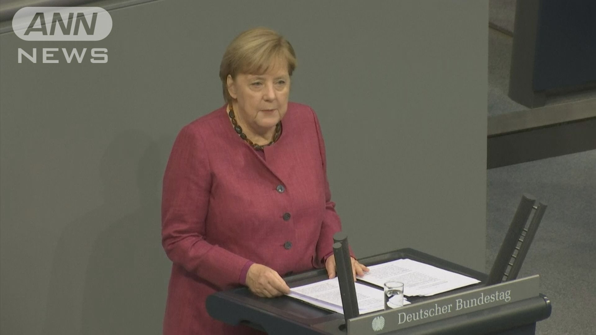 議会で演説するメルケル首相(当時）2020年