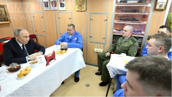 3月　潜水艦で水兵らと向き合うプーチン大統領