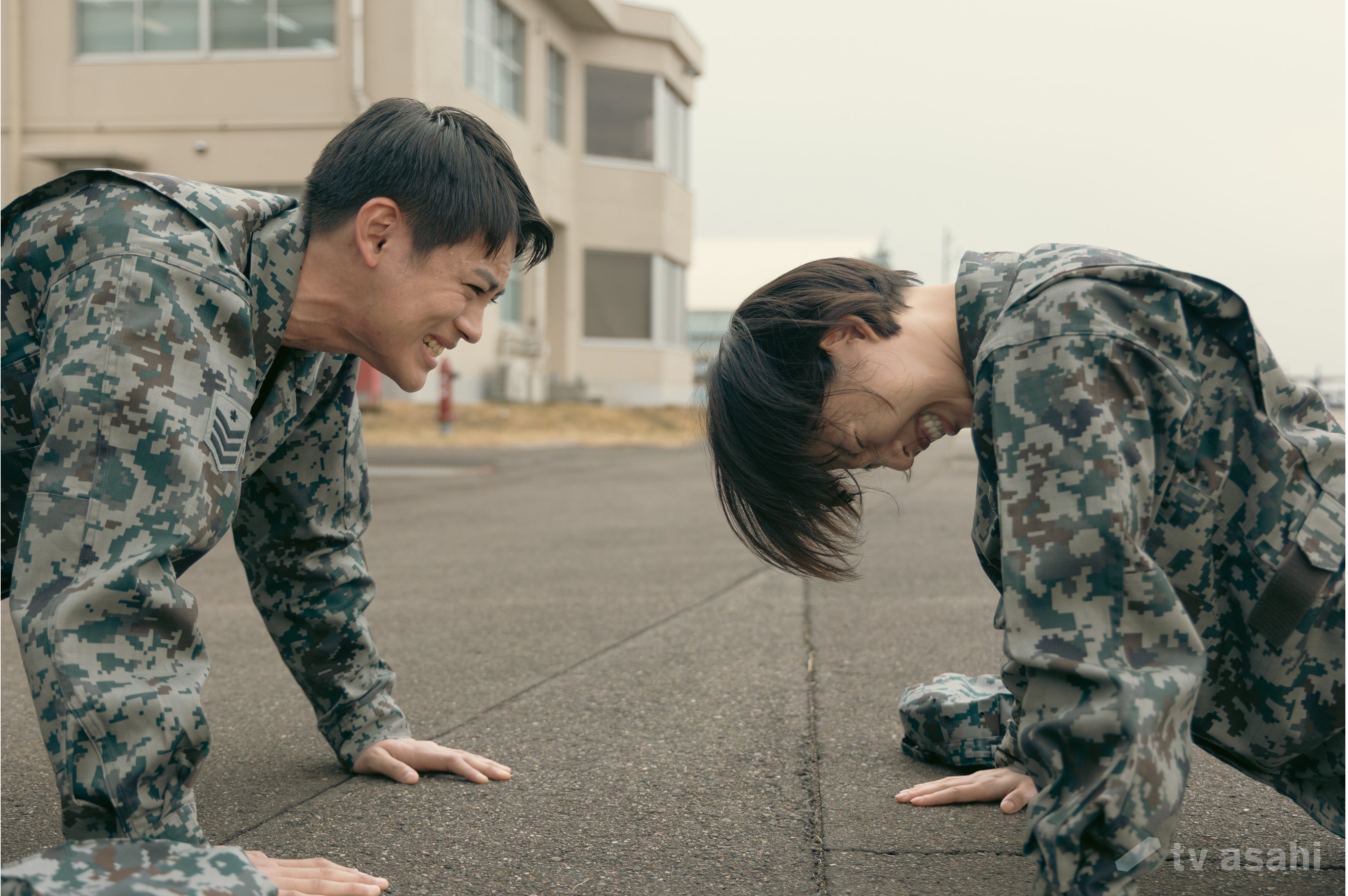 第２話では、藤木さやか（石井杏奈）と同期の沢井仁（神尾楓珠）が険悪な関係となる