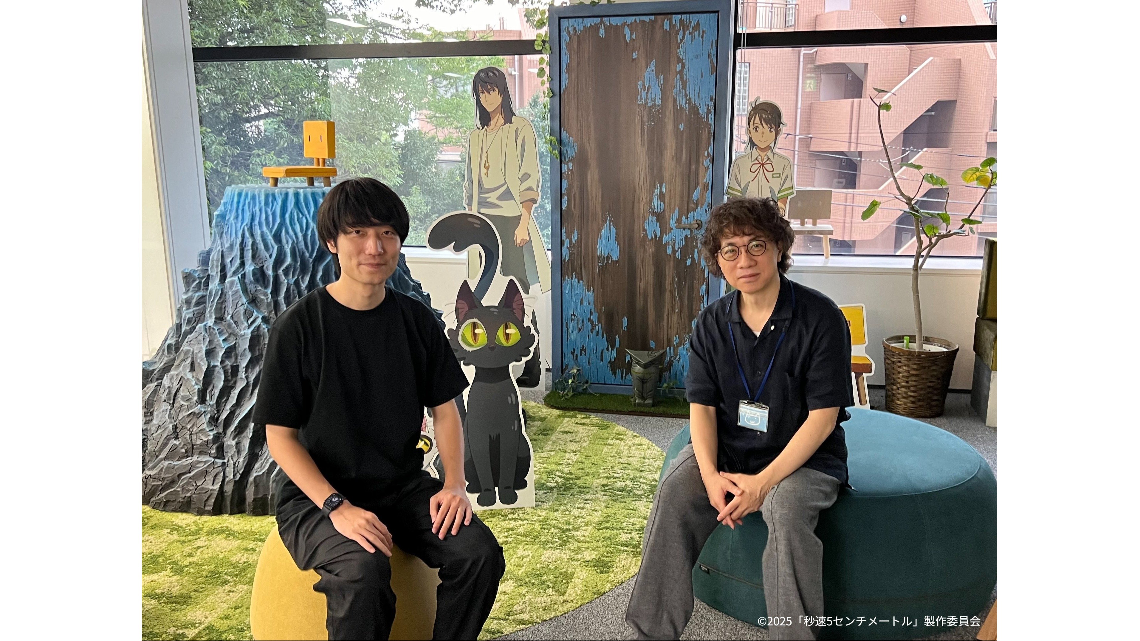 原作アニメ監督・新海誠氏（右）と実写映画監督の奥山由之氏（左）