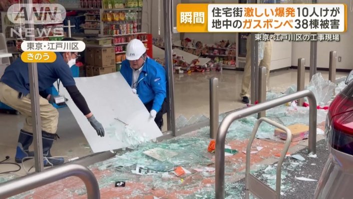 隣接するコンビニ