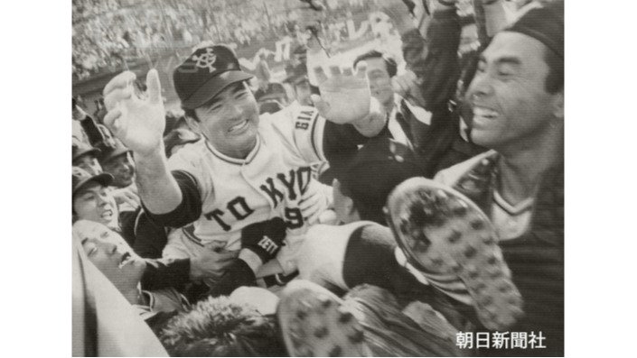 リーグ優勝を決めて胴上げされる長嶋さん（1976年）
