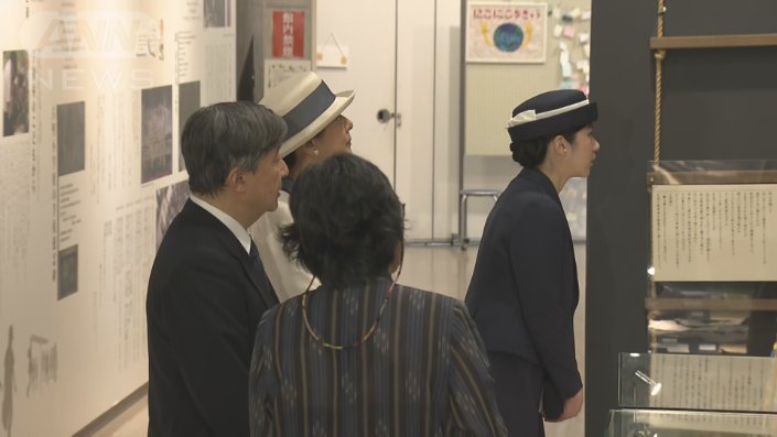 展示室ではふと、愛子さまが身を乗り出されます