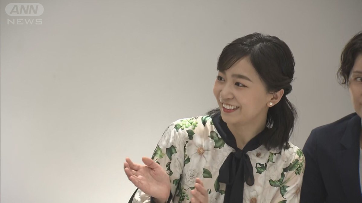 「青の部分にもいろんな色が入っているんですか」と質問