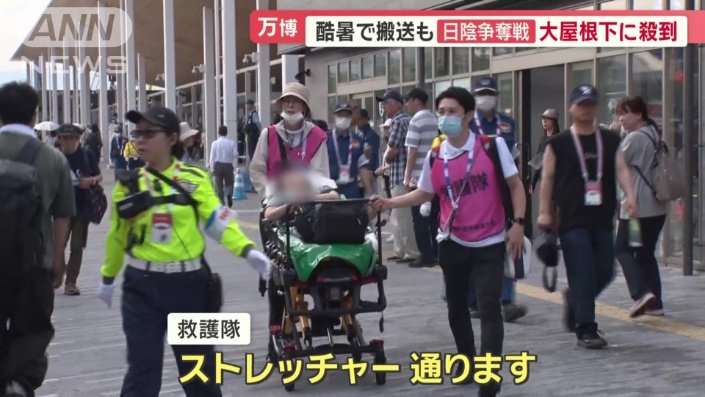  熱中症とみられる女性が担架で運ばれた