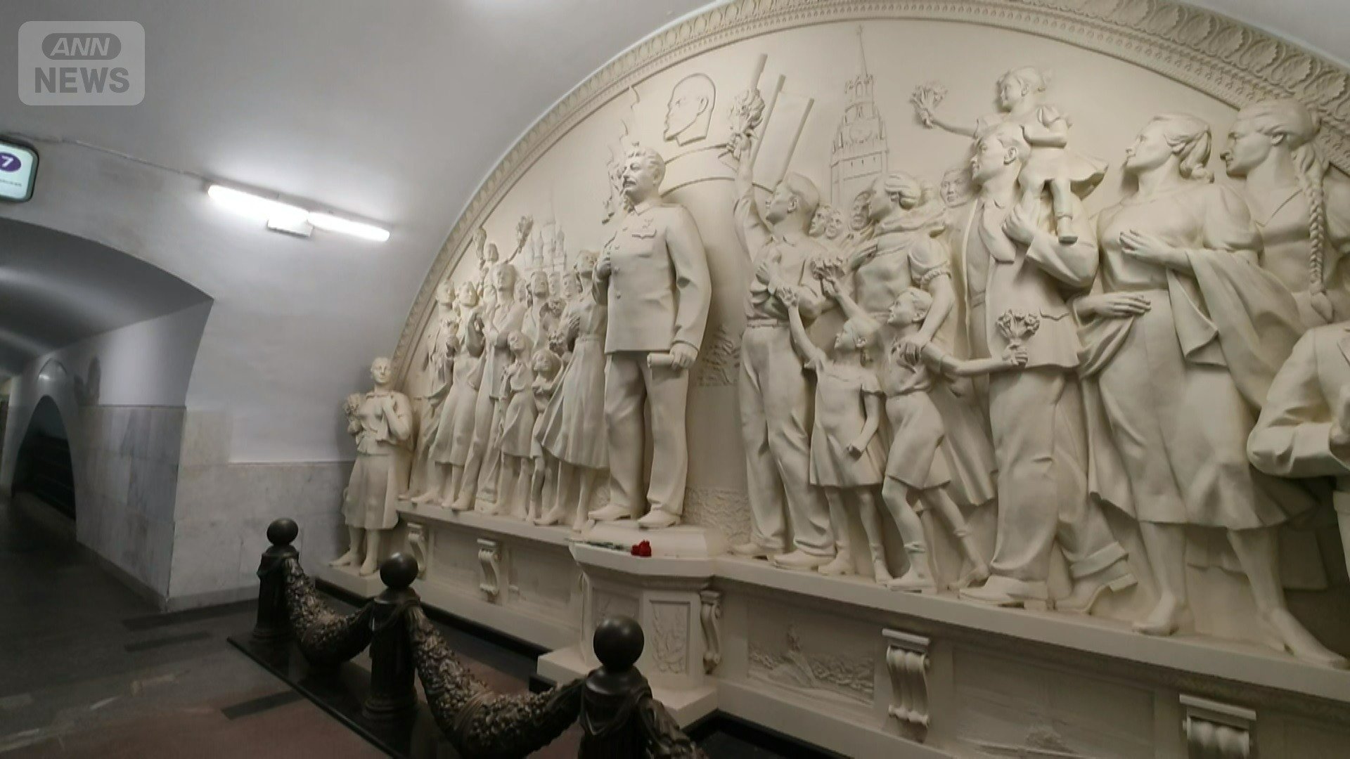 モスクワの地下鉄の駅にはスターリンの彫刻が復活した