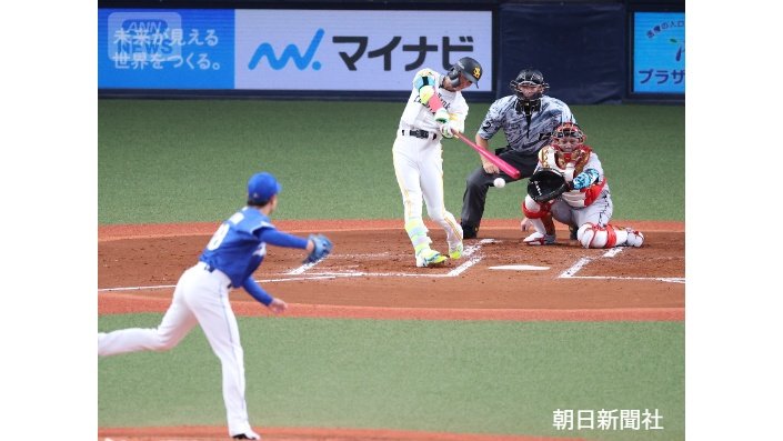 ソフトバンク・周東佑京選手は先制の適時打を放つ　中日・松葉貴大投手