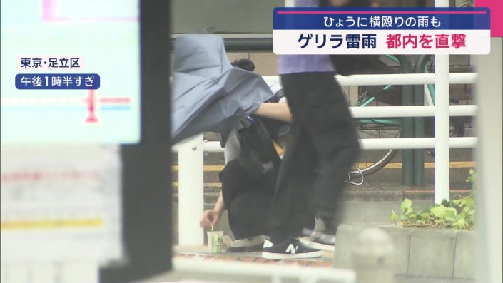 野菜スティックを拾い上げている人も