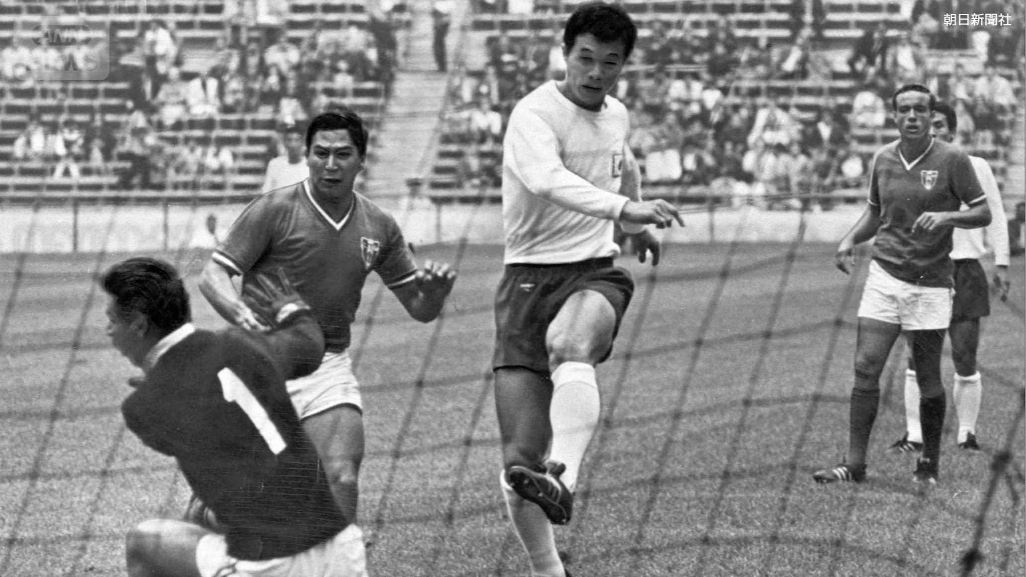メキシコ五輪3位決定戦日本対メキシコでシュート放つ釜本選手(1968年)