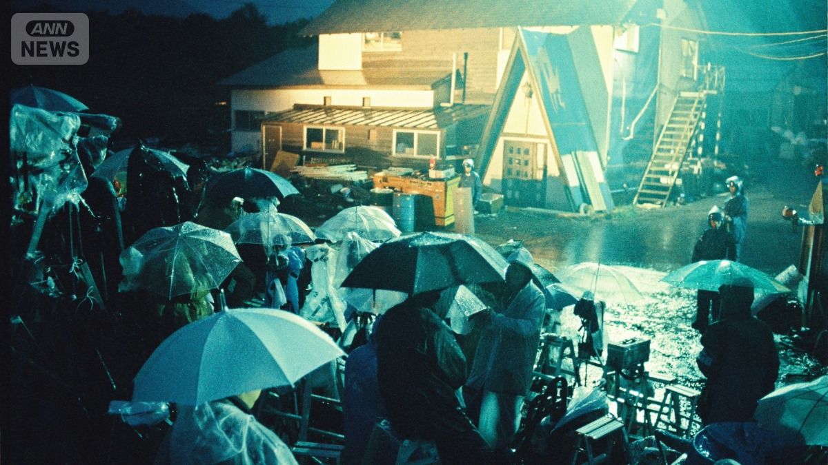 1995年05月15日、第6サティアン付近に詰め掛けて待機する報道陣（提供　朝日新聞社）