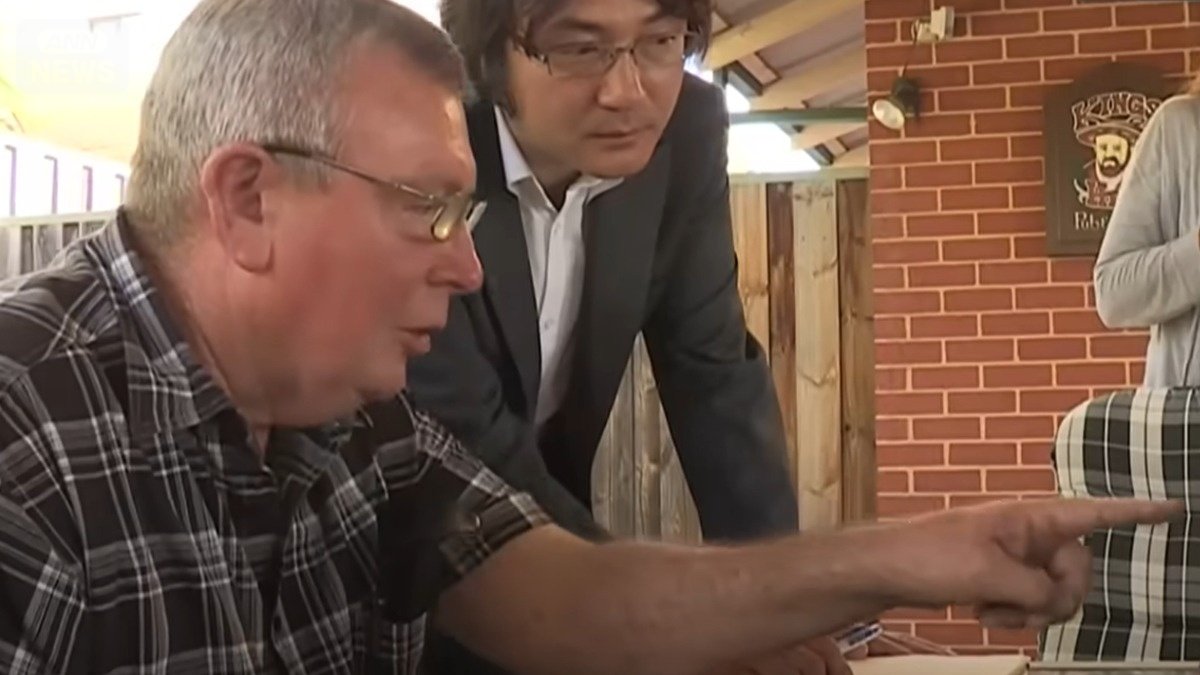 記者らに説明するデビット・パーキンソン氏