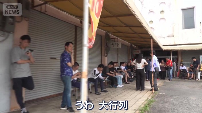 建物の裏手に回ると行列が…