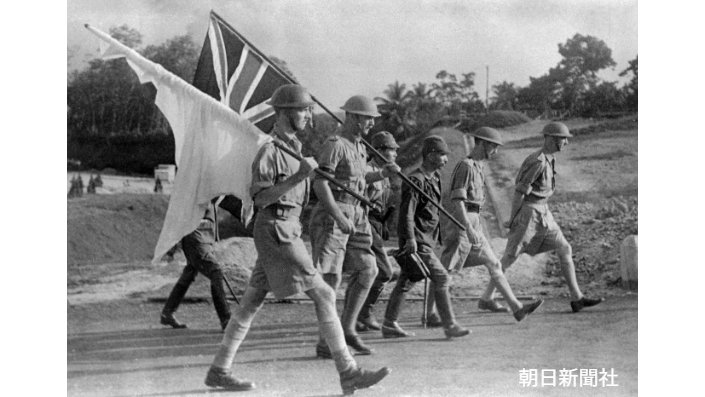 無条件降伏の白旗とイギリス国旗を掲げ、日本軍陣営に来たシンガポール防衛のイギリス・マレー軍総司令官のパーシバル中将（右端）ら
1942年02月15日　シンガポール