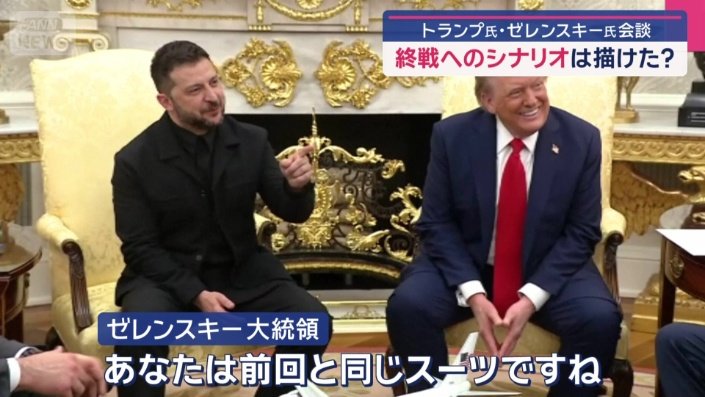 記者からの質問に冗談を言う場面も