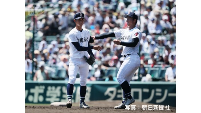 六回表、新垣有絃(左)と投手交代する先発の末吉良丞(右)