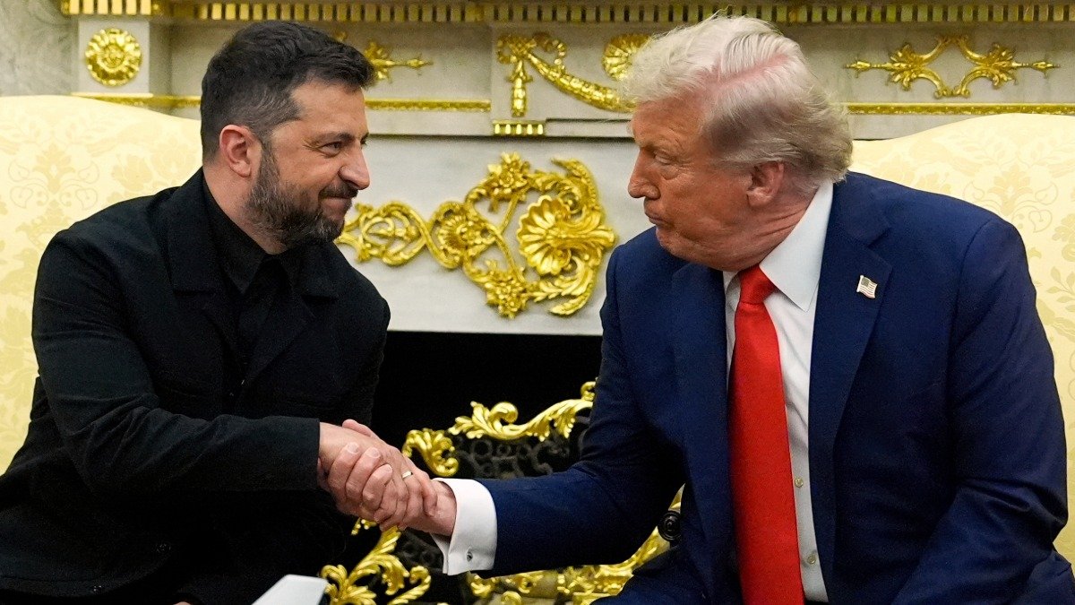 2025年8月18日、アメリカのトランプ大統領と握手を交わす、ウクライナのゼレンスキー大統領（写真：AP/アフロ）