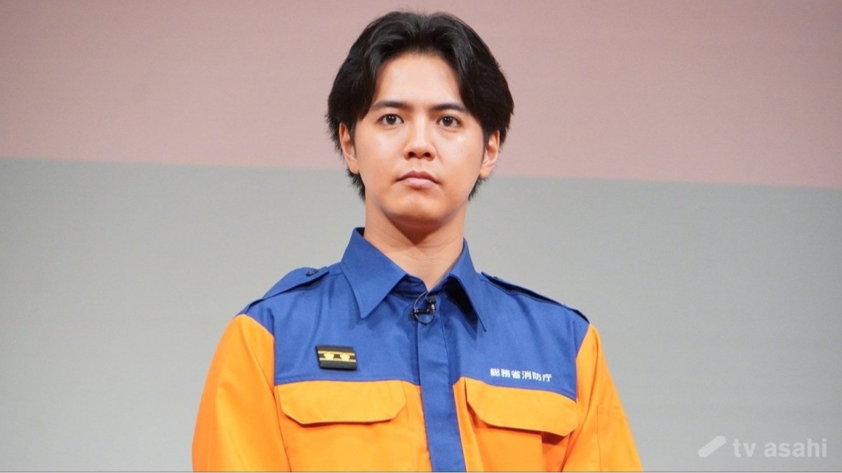片寄涼太、消防団の活動服に袖を通し「責任感のある服だな」