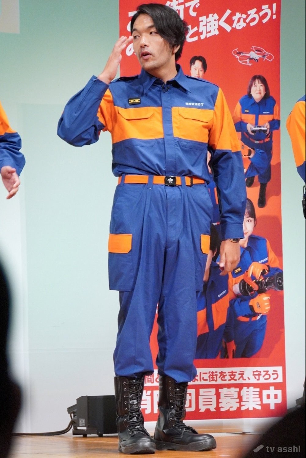 片寄涼太、消防団の活動服に袖を通し「責任感のある服だな」