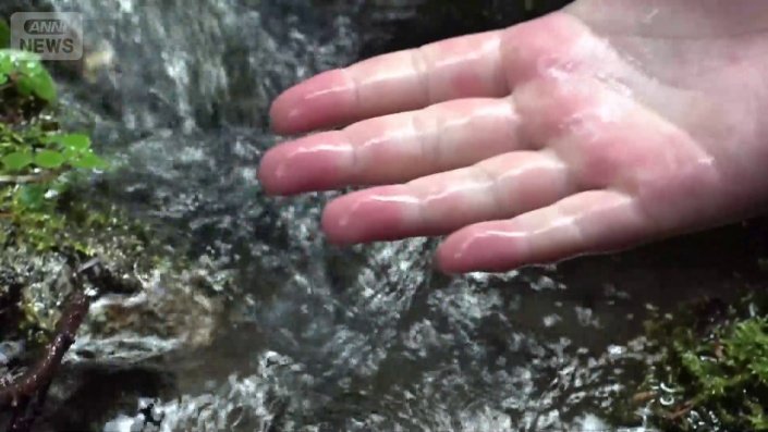 手を触れると赤くなるほど冷たい水