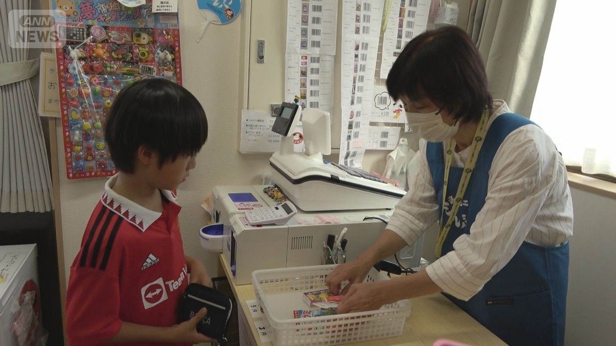 駄菓子屋で高齢者が接客 子どもたちと触れ合う 保護者にも好評