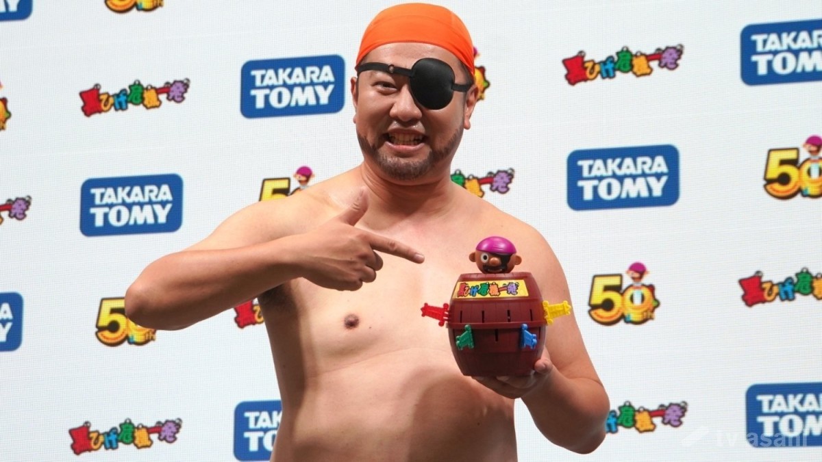 とにかく明るい安村、飛行機で“悲劇”が「太ももの裏に…」