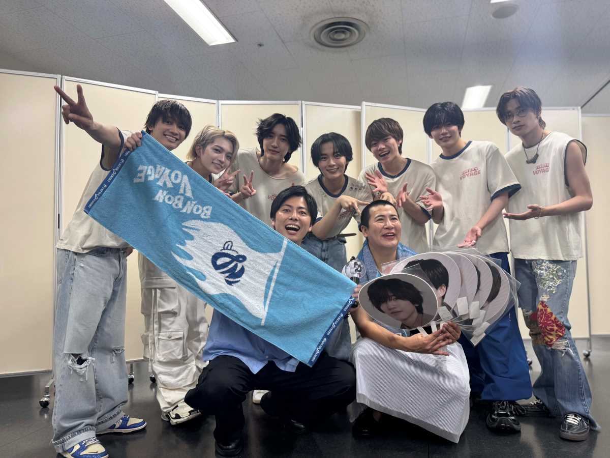 お笑いコンビ「コットン」がなにわ男子ツアーの舞台裏に潜入！