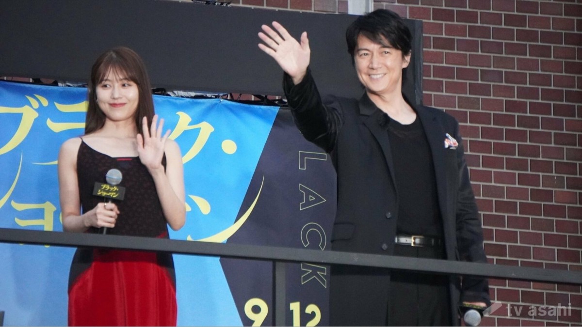 福山雅治＆有村架純、西武新宿駅に登場！約2000人のファンに挨拶「まさか自分がここに帰ってくるとは…」