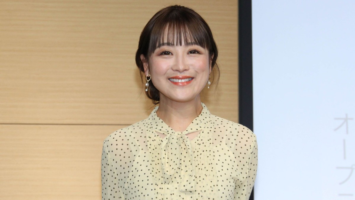鈴木奈々、半分見えてる！？驚き衣装で収録に参加「めっちゃ笑える」