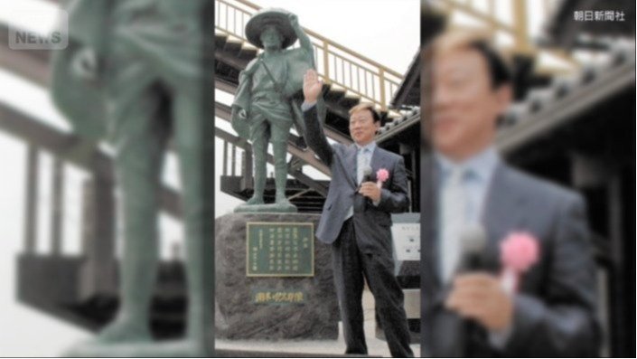 2005年7月、茨城・潮来市にある記念碑の前でファンの声援に応える橋幸夫さん