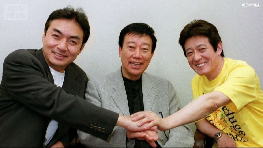 「御三家」。左から西郷輝彦、橋幸夫、舟木一夫の各氏　2000年8月撮影（提供　朝日新聞社）