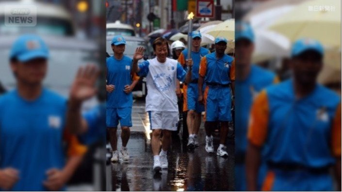 2004年6月、アテネ五輪聖火リレーで力走する橋幸夫さん（提供　朝日新聞社）
