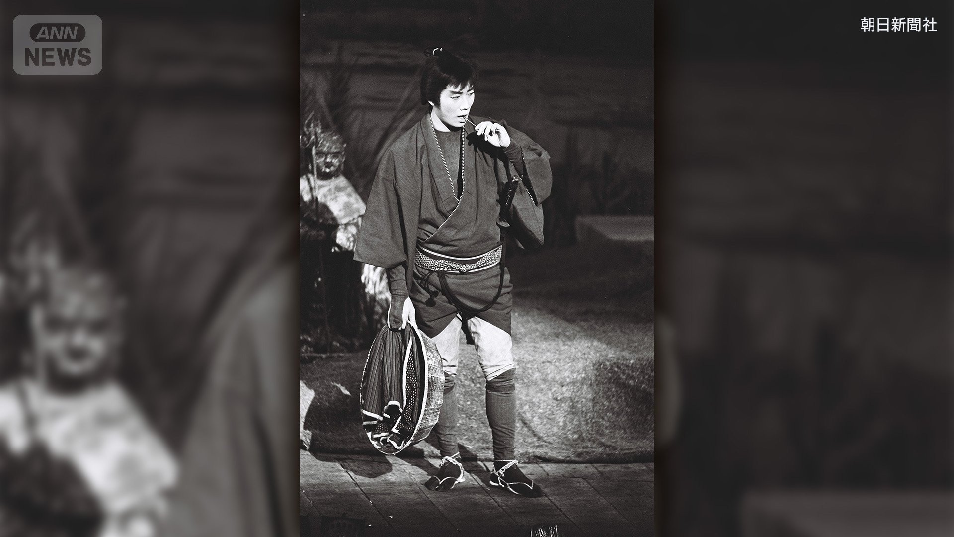 1972年3月、公演「旅姿　木枯し紋次郎」に出演し、俳優への意欲的な挑戦をみせる橋幸夫さん（提供　朝日新聞社）
