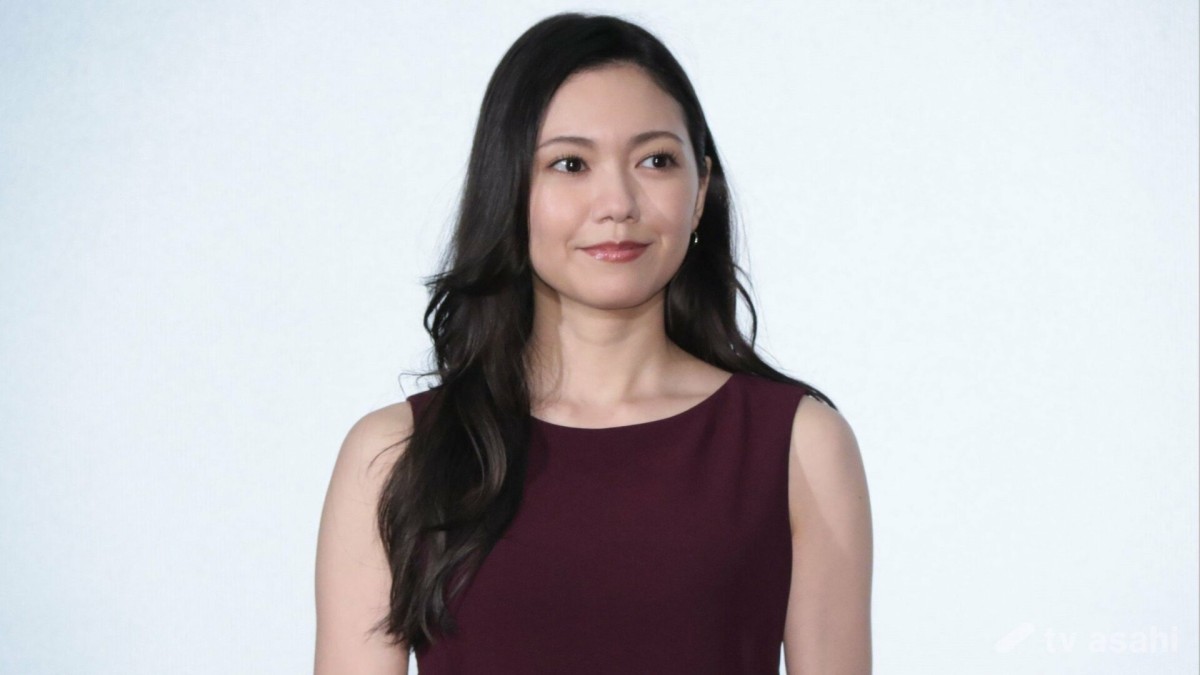 二階堂ふみ、結婚発表後初めて報道陣の前に登場　ワインレッドの衣装で笑み