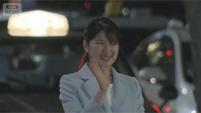 市民らの歓迎に手を振って応えられました