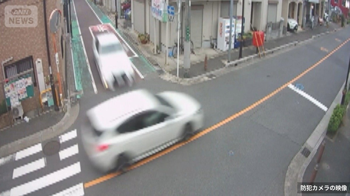 奥から進入した車は時速120キロ超だった（防犯カメラの映像、手前は死亡男性の車）