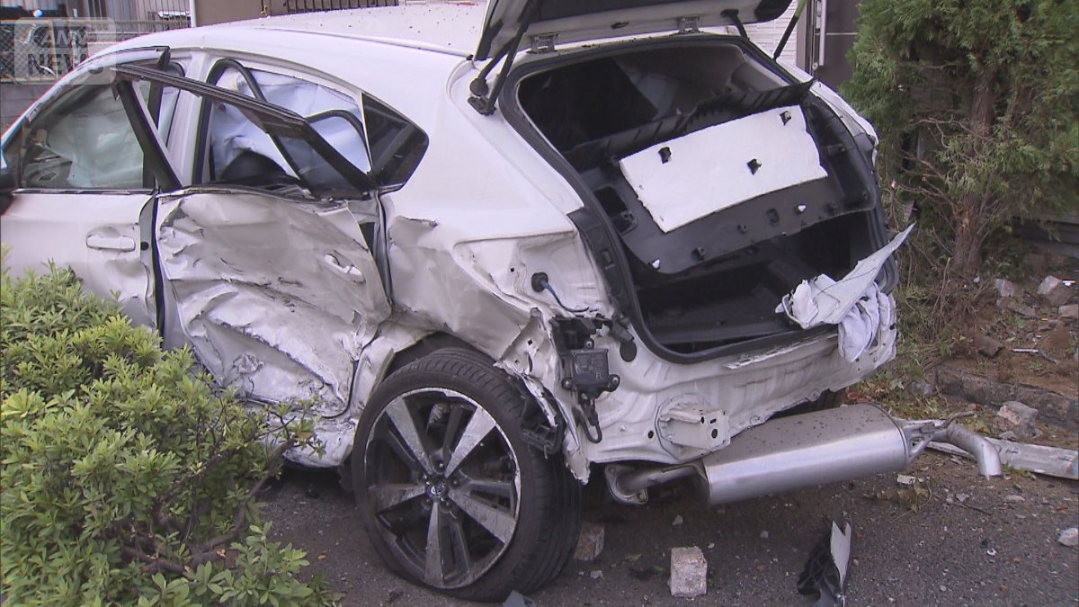 亡くなった男性の車は、左側が大破していた