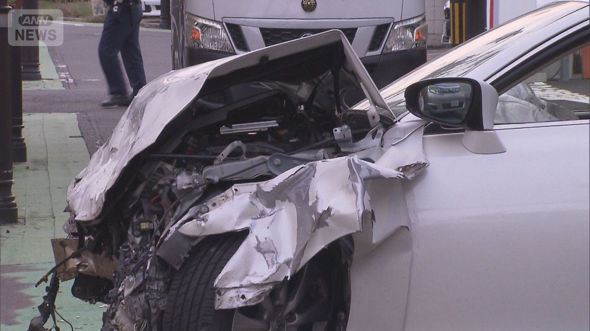 逮捕された男が運転していたレンタカーは、前方が大破