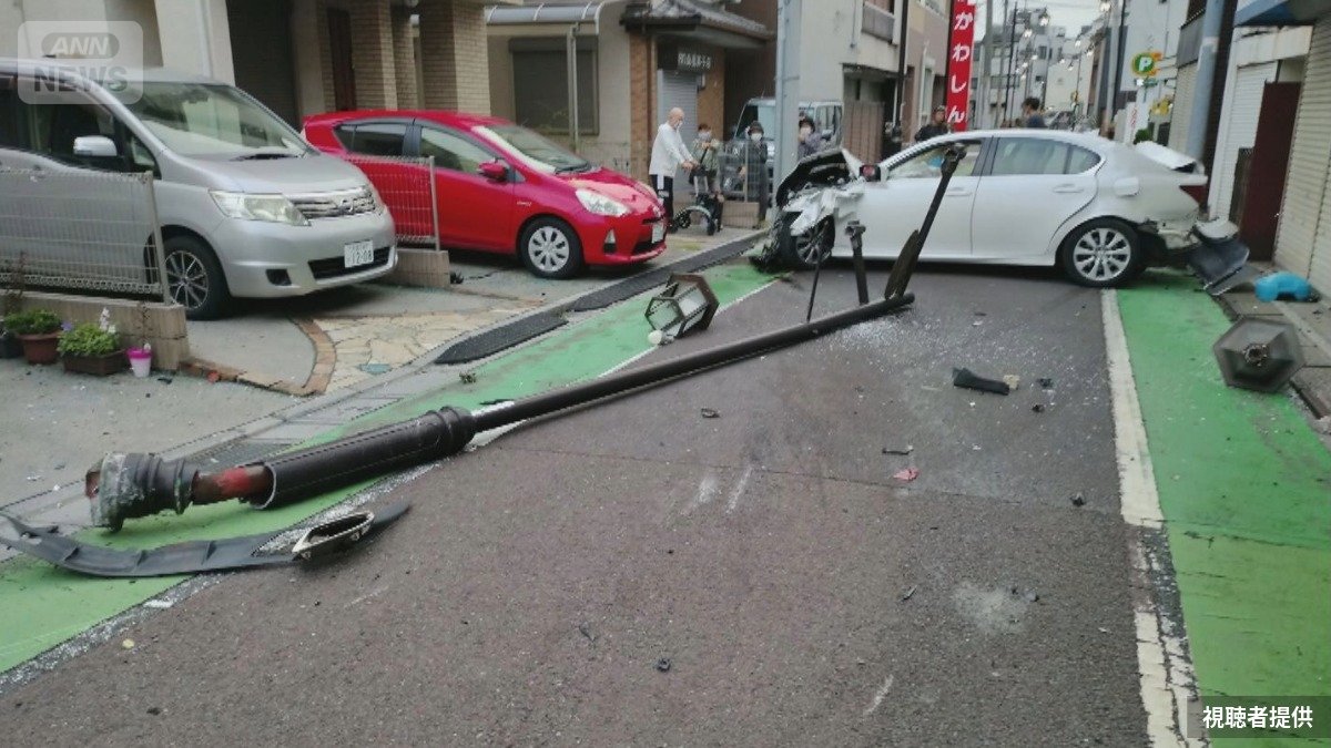 事故の衝撃で、現場では街灯が根元からなぎ倒されていた（視聴者提供）