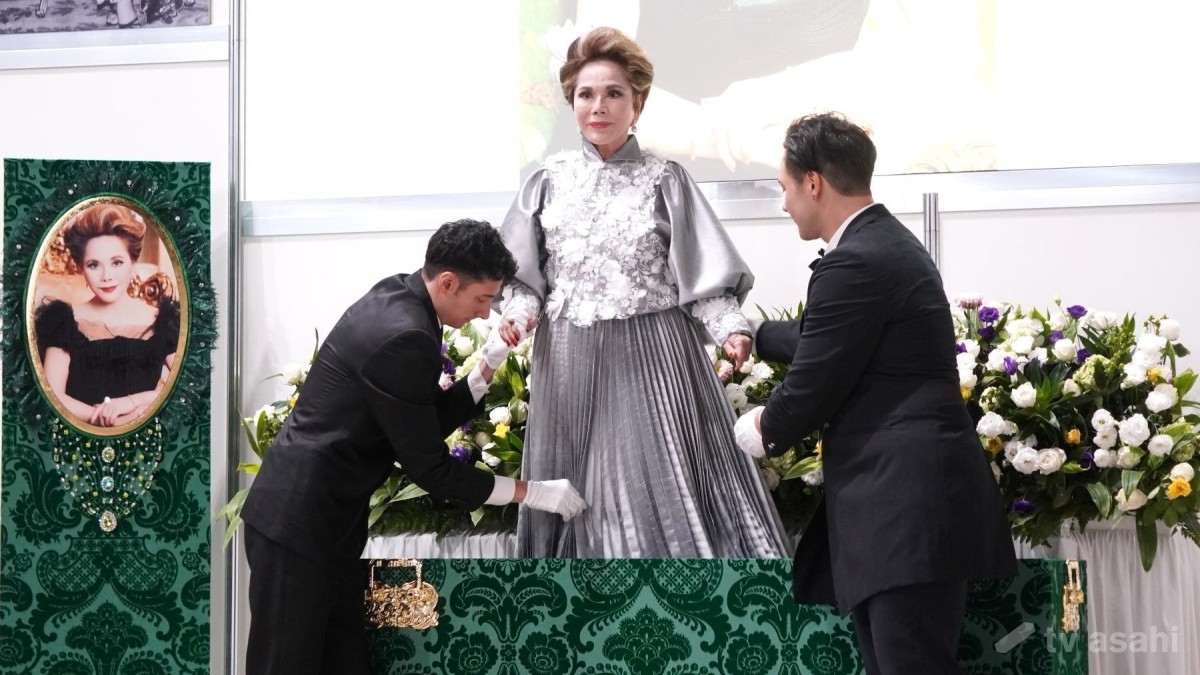 デヴィ夫人、生前葬で棺から登場　神田うの＆はるな愛の弔辞を受け…