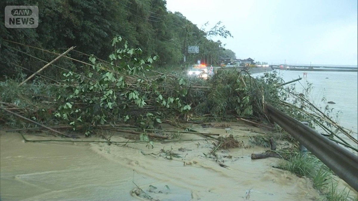 各地で“記録的大雨”土砂崩れや突風…落雷で火災も　11日も要警戒